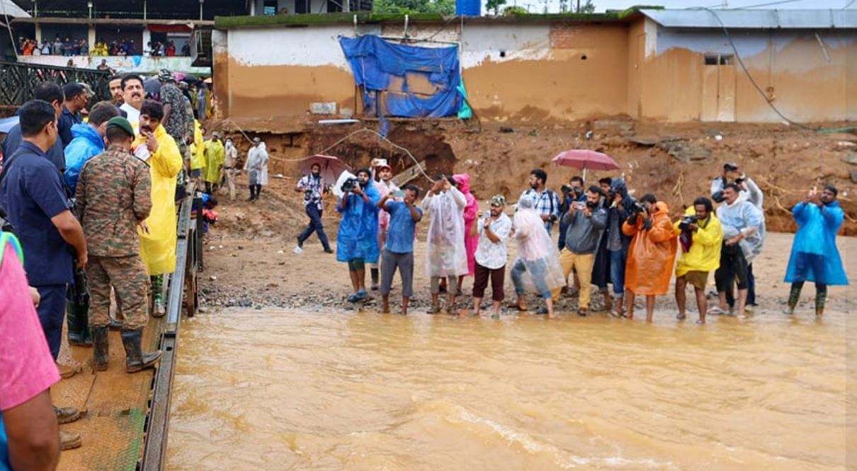 एक चेहरा-25 कैमरे, सैकड़ों हाथ-कोई कैमरा नहीं!