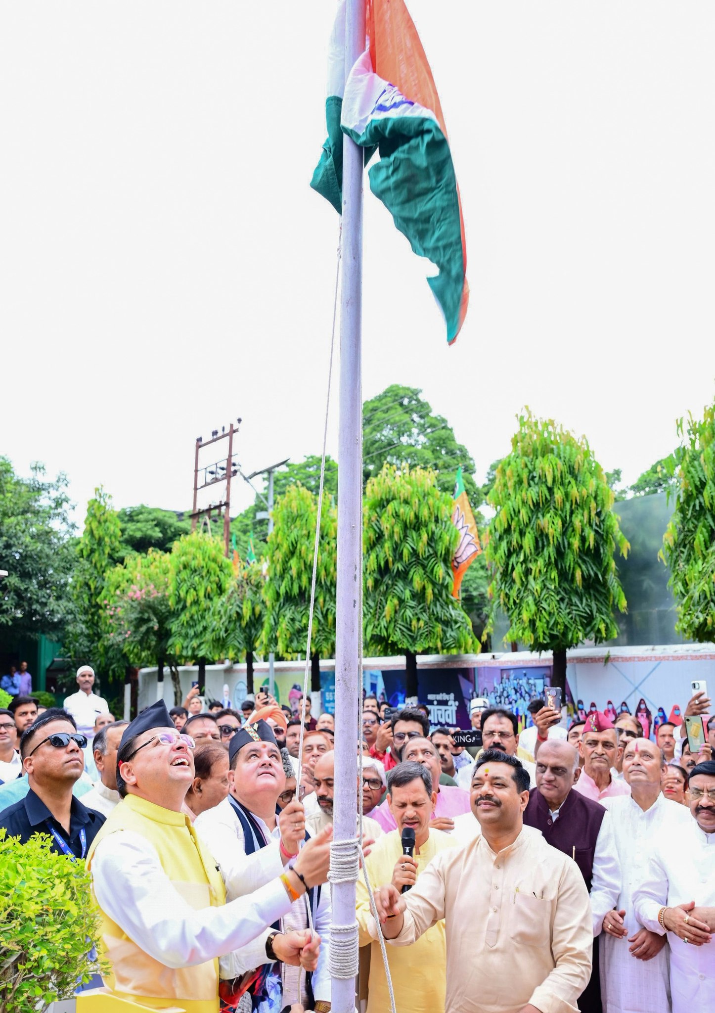 स्वतंत्रता दिवस: मुख्यमंत्री धामी ने अपने आवास पर फहराया तिरंगा फहराया