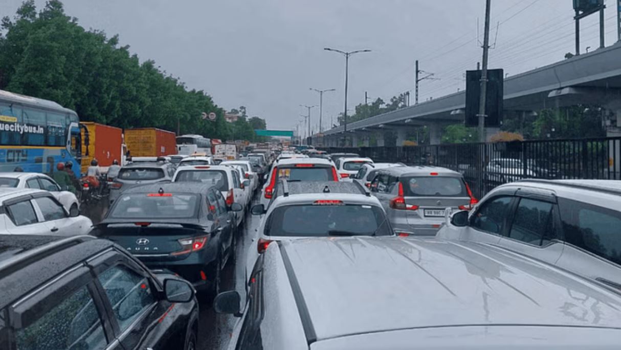 दिल्ली में जाम से त्राहिमाम: तीन KM का सफर घंटों में तय