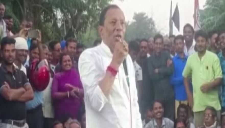 महिला अधिकारी को धमकाने वाले जेल मंत्री से टीएमसी ने मांगा इस्तीफा