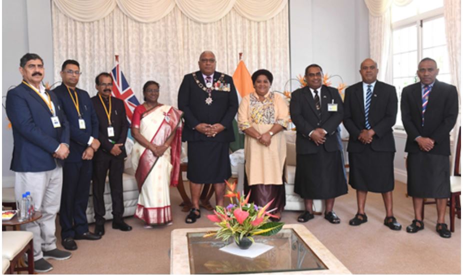 फिजी पहुंचने पर राष्ट्रपति द्रौपदी मुर्मू का पारंपरिक स्वागत