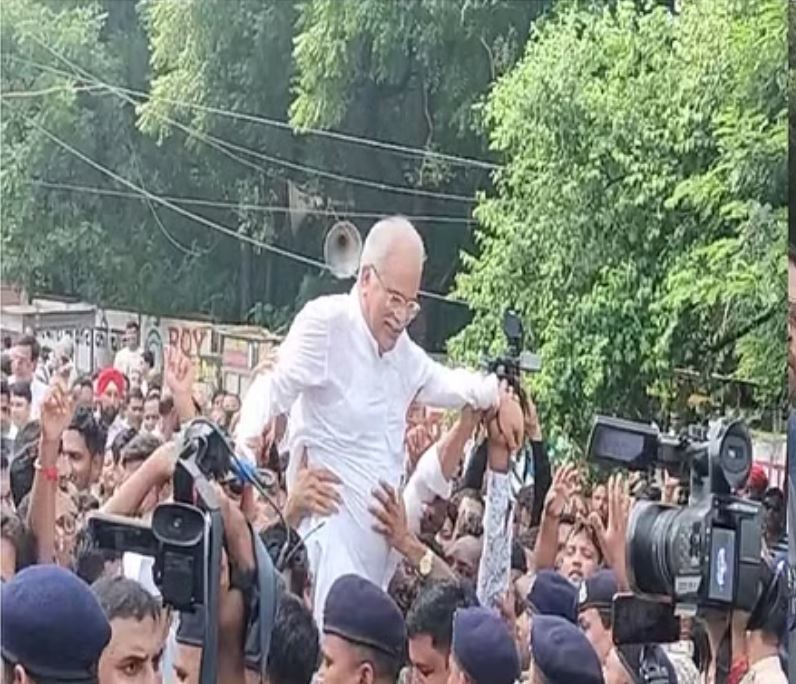 हिंडनबर्ग रिपोर्ट: बैरिकेड्स तोड़कर ईडी दफ्तर का घेराव करने पहुंचे भूपेश