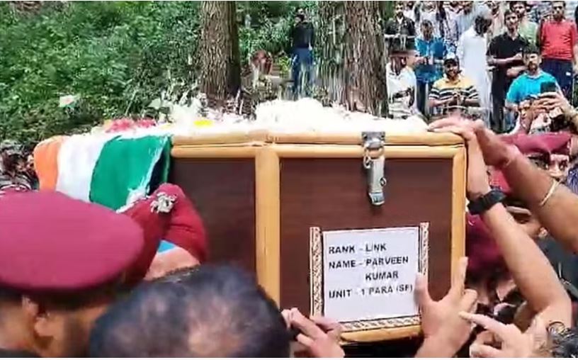चचेरे भाइयों ने दी शहीद को मुखाग्नि, दादी और मां नंगे पांव पहुंचीं श्मशानघाट