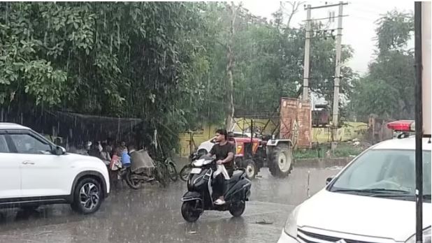 दिल्ली-एनसीआर में झमाझम बारिश शुरू, मौसम हुआ सुहाना