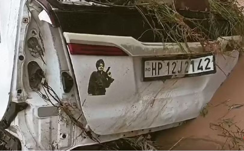 टाहलीवाल माहिलपुर सड़क मार्ग पर तेज बहाव की चपेट में आई इनोवा, 11 लोगों की मौत
