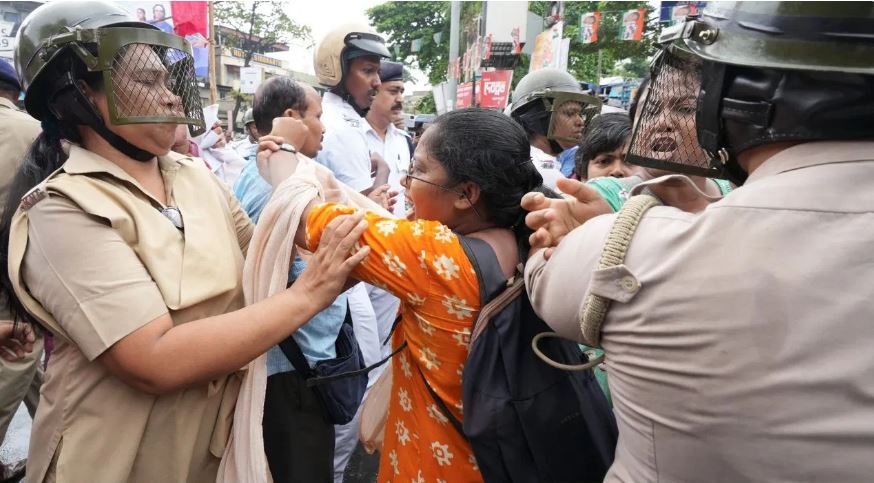 फांसी की मांग… महिला विधायकों और सांसदों के साथ सड़क पर उतरीं ममता