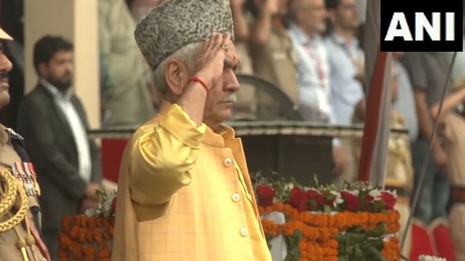 जम्मू-कश्मीर में आजादी का जश्न, एलजी मनोज सिन्हा ने किया ध्वजारोहण