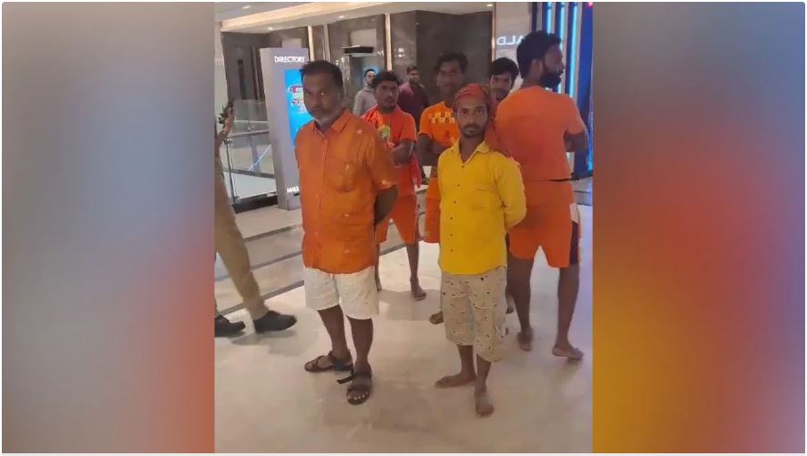 बिना चप्पल पहने मॉल में घुसे कांवड़िए, मच गया बवाल