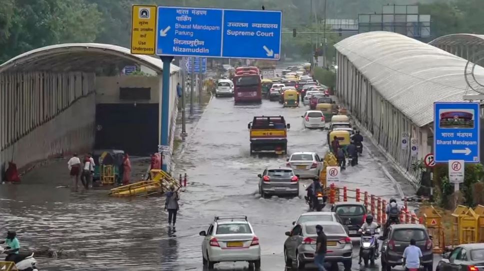 दिल्ली-एनसीआर में फिर तेज बारिश, सड़कों पर लगा जाम; यलो अलर्ट जारी
