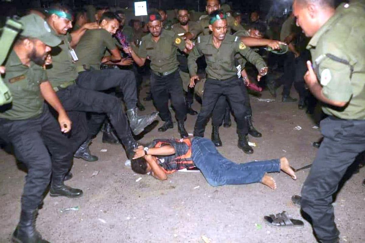 बांग्लादेश में फिर हिंसक झड़प, ढाका में छात्र-अंसार बल के सदस्य भिड़े; कई घायल