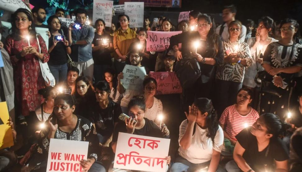 हम शर्मिंदा हैं… आधी रात महिलाओं का कैंडल मार्च, कब मिलेगा कोलकाता की डॉक्टर को इंसाफ?