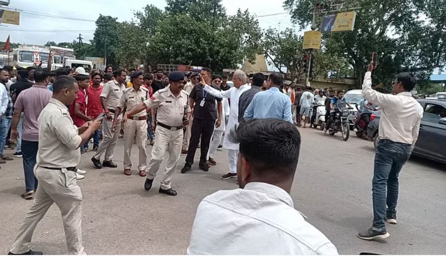 पू्र्व सीएम की सुरक्षा में बड़ी चूक, काफिले को रोककर सुरक्षाकर्मियों के साथ बदसलूकी