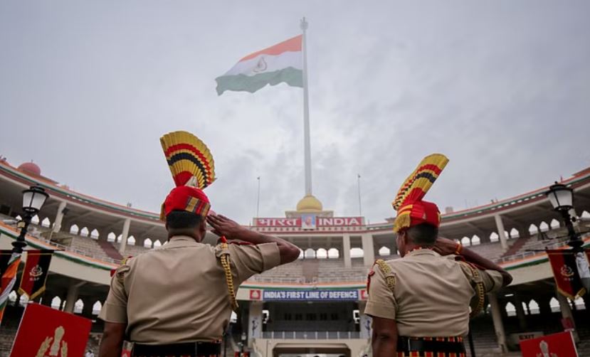 अटारी बॉर्डर: बीटिंग रिट्रीट सेरेमनी में दिखा जवानों का शौर्य