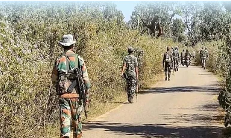 नक्सलियों ने फिर खेला खूनी खेल, पुलिस जवान के भाई की दिनदहाड़े हत्या