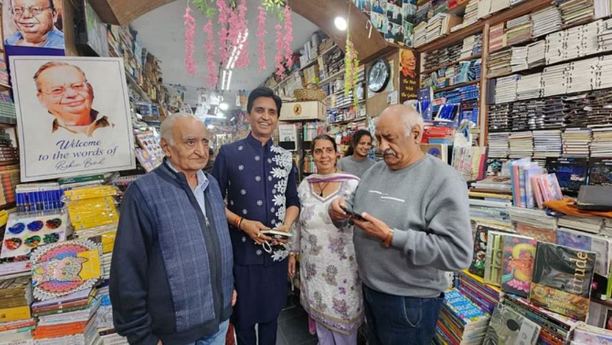 परिवार के साथ पहाड़ों की रानी की सैर पर पहुंचे कुमार विश्वास