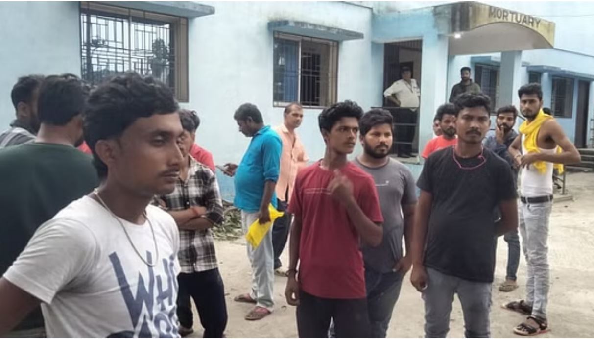 कटिहार: भीषण सड़क हादसे में चार युवकों की मौत