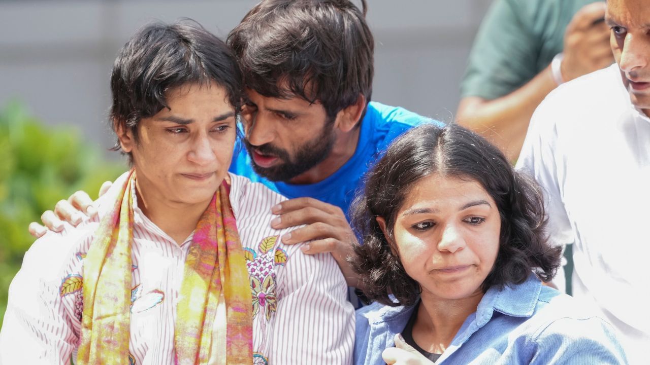 विनेश फोगाट का नई दिल्ली एयरपोर्ट पर जोरदार स्वागत, बजरंग-साक्षी से मिलकर हुईं भावुक