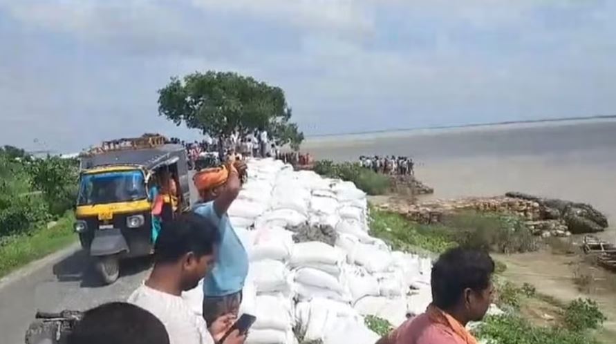 बिहार: गंडक नदी में पलटी नाव, छह लोग डूबे