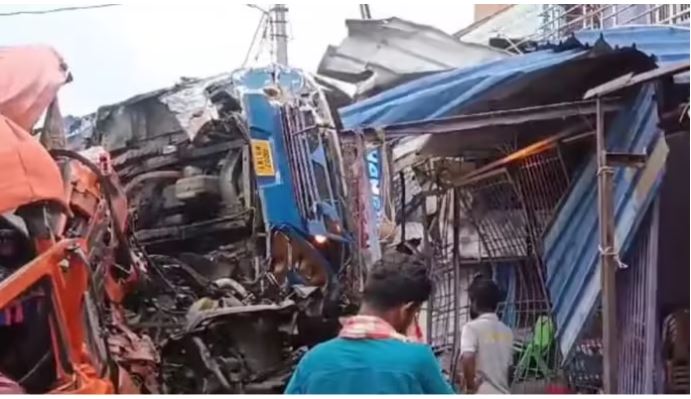 ओडिशा: तेल टैंकर ने बस को मारी टक्कर; चार लोगों की मौत, 20 घायल