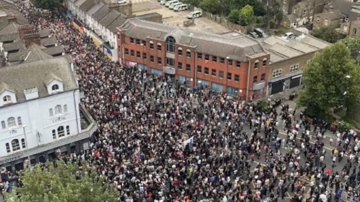 बांग्लादेश के बाद ब्रिटेन में भी हालात बेकाबू; अब भी जारी हिंसा का दौर