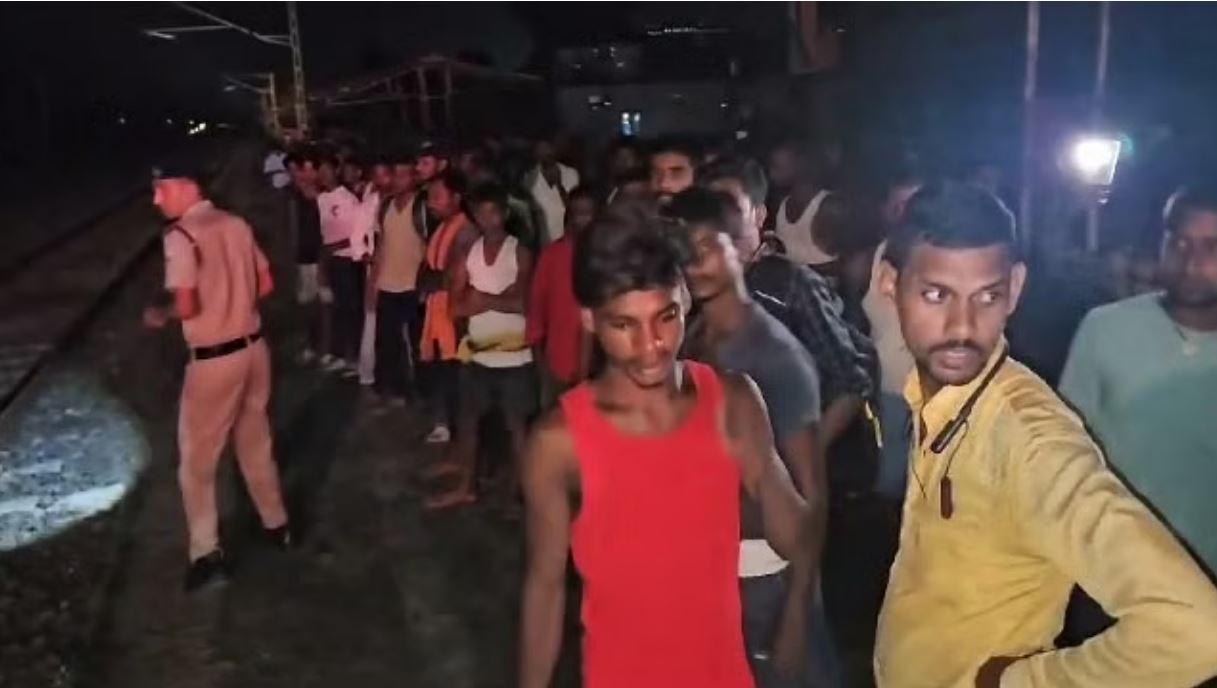 मई हॉल्ट: हाईटेंशन तार पर गिरी थी पेड़ की टहनी; लोगों ने ऐसे रुकवाई ट्रेन