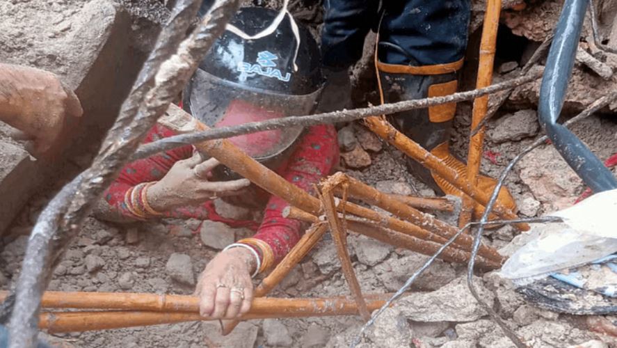 दिल्ली: भरभराकर गिरी इमारत, चार को बचाया; मलबा हटाने का काम जारी