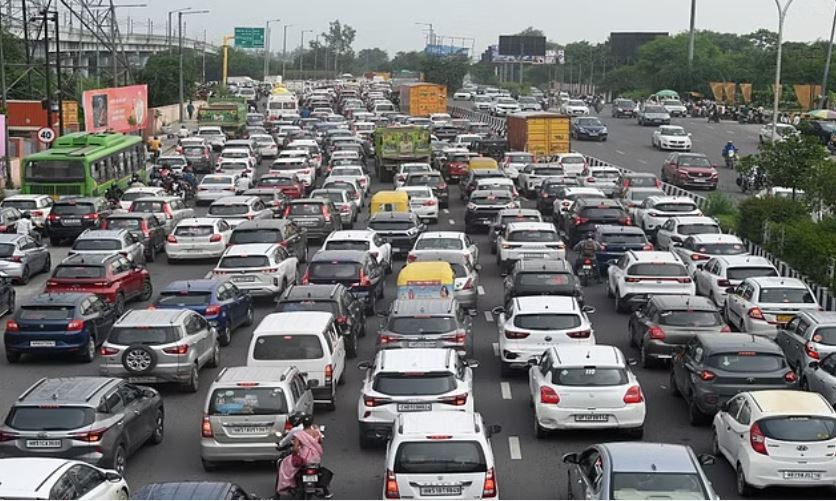 फेल हुए दावे: रक्षाबंधन पर नोएडा-दिल्ली बॉर्डर पर घंटों जाम में फंसे लोग