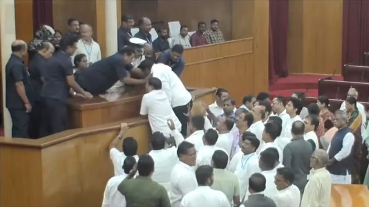 ओडिशा विधानसभा में हंगामा; स्पीकर के आसन तक पहुंचे विधायक