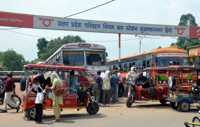 रक्षाबंधन पर ट्रेनें यात्रियों से रही फुल, बसों में भारी भीड़ उमड़ी