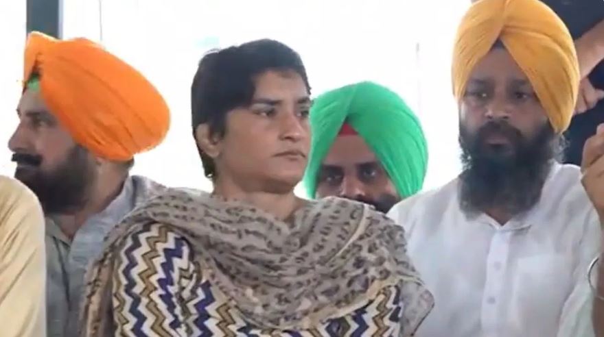 शंभू बाॅर्डर पर किसान महापंचायत: पहलवान विनेश फोगाट सम्मानित