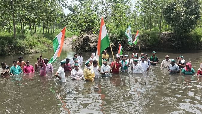 मुजफ्फरनगर: हिंडन नदी के बीच ग्रामीणों ने किया ध्वजारोहण