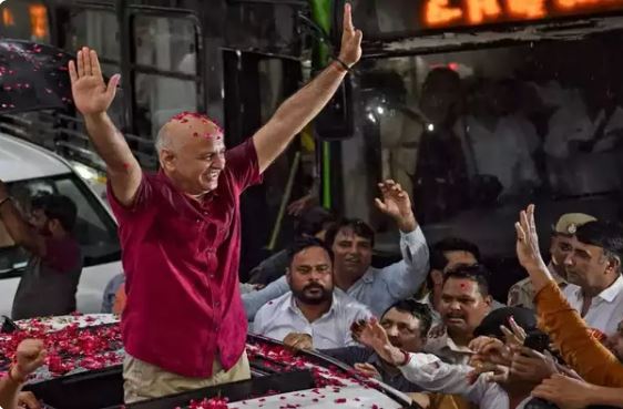 सीएम अरविंद केजरीवाल के घर पहुंचे मनीष सिसोदिया