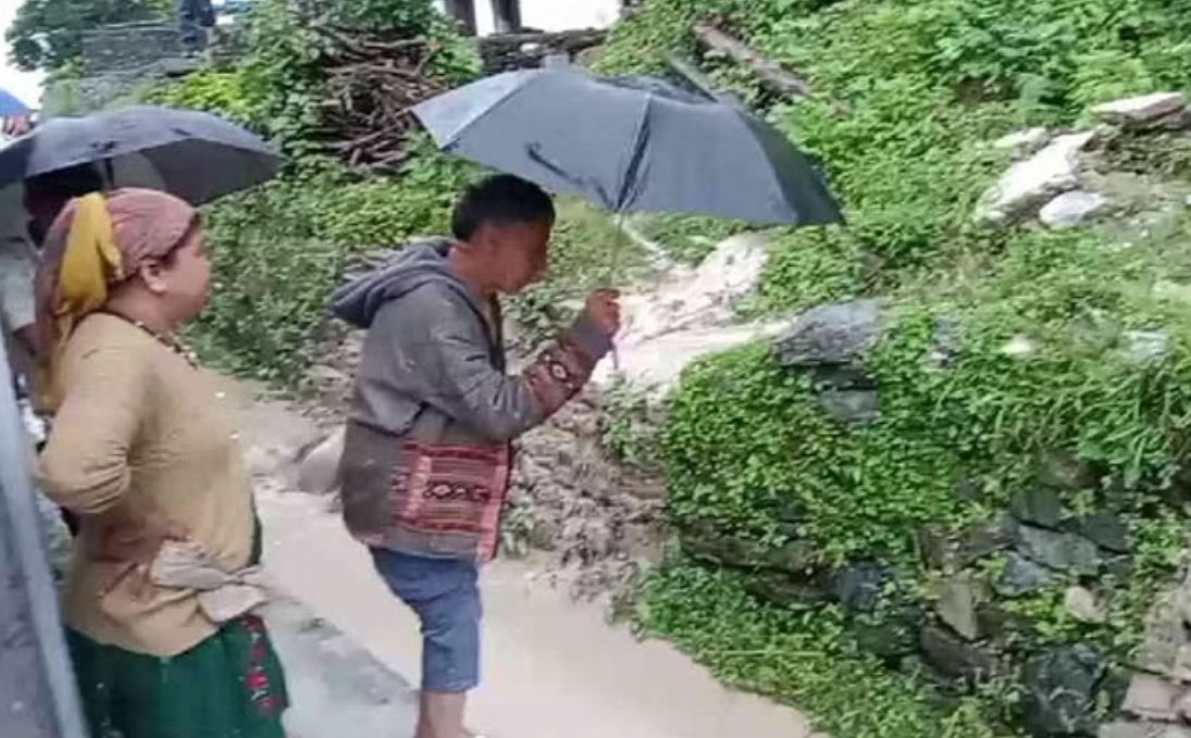 चमोली में भारी बारिश, पगनों गांव में घुसा पानी और मलबा