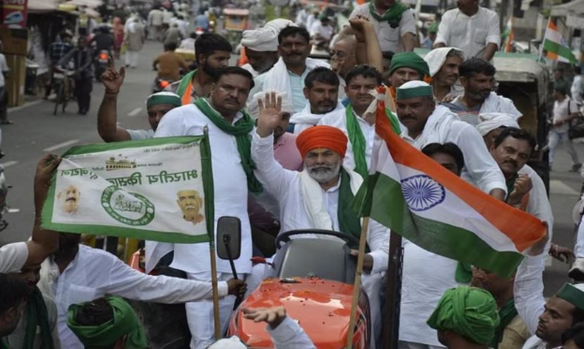 मुजफ्फरनगर: शहर में ट्रैक्टर पर सवार होकर निकले किसान-गरजे किसान