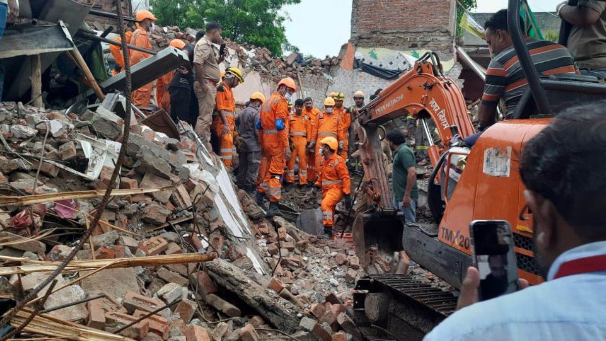 नींव में पानी भरते भरभराकर गिरा मकान, मेरठ हादसे में 10 की मौत