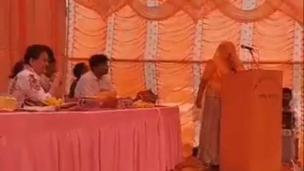 महिला सरपंच ने घूंघट ओढ़कर अंग्रेजी में दिया भाषण, टीना डाबी ने खूब बजाई तालियां