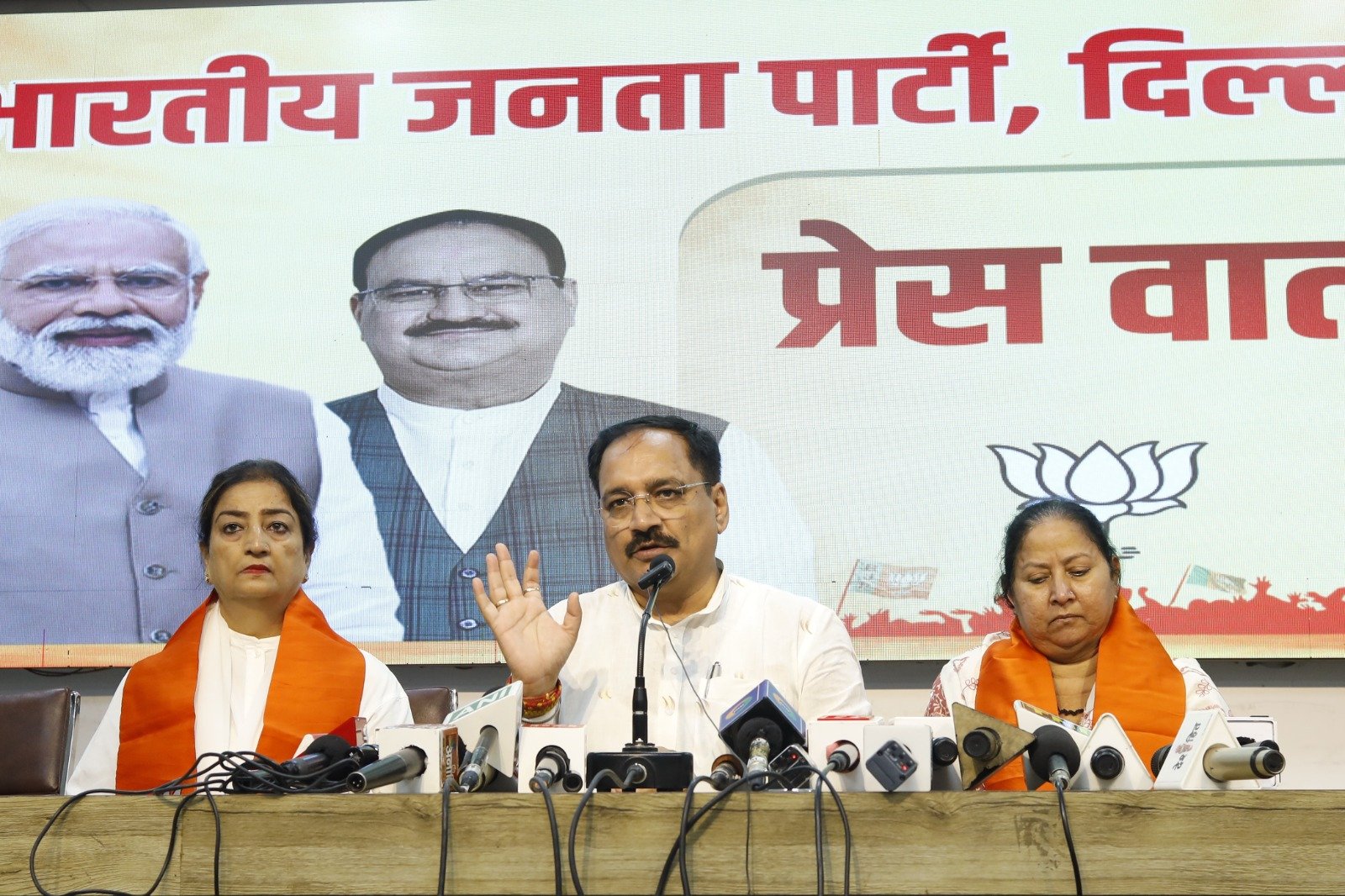 दिल्ली: आप काउंसलर सरिता फोगाट और प्रीति ने थामा बीजेपी का दामन