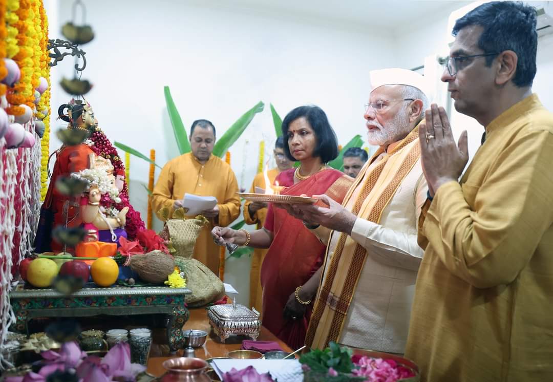 चीफ जस्टिस चंद्रचूड़ के घर पहुंचे पीएम मोदी ने की बप्पा की आरती