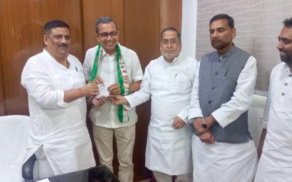 पटना: हार्वर्ड यूनिवर्सिटी के पूर्व निदेशक डॉ. संजय कुमार जेडीयू में हुए शामिल