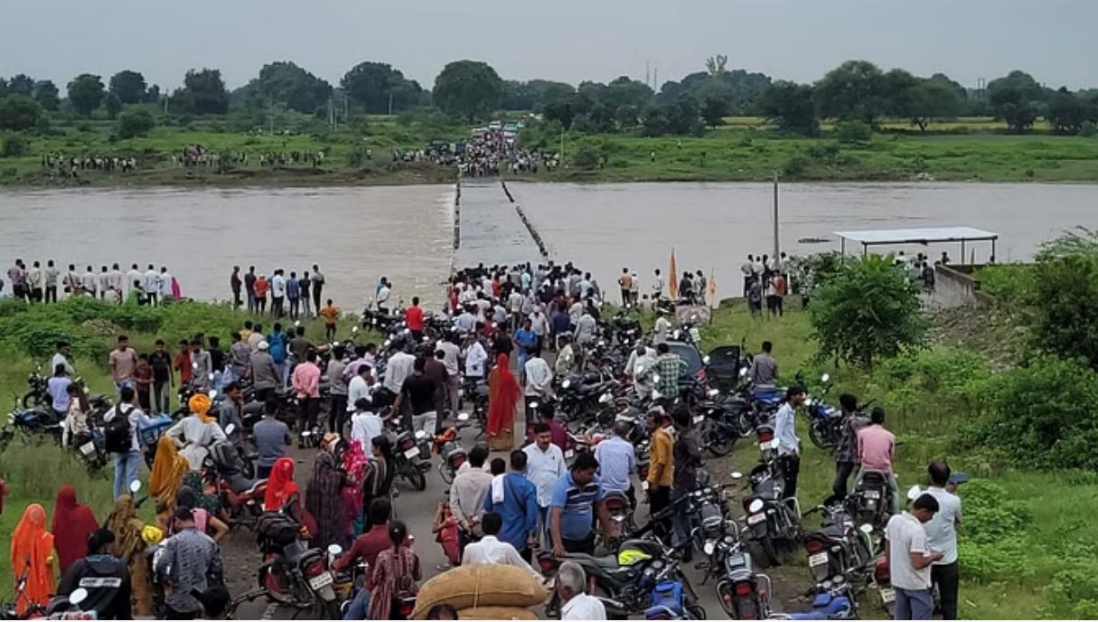 मंदसौर: नदी पार करते समय बाइक समेत बहा पूरा परिवार