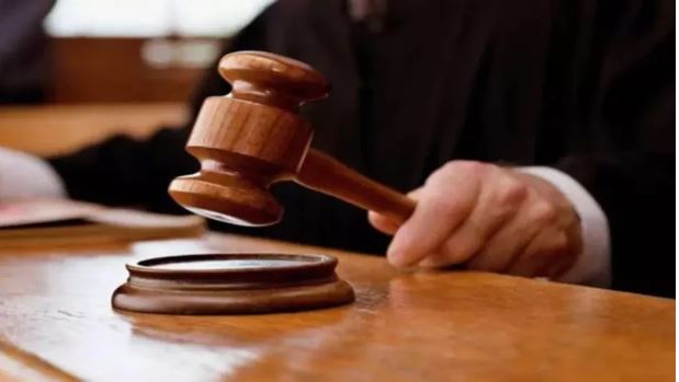 वकील को लात मारने पर कोर्ट ने इंस्पेक्टर पर लगाया तीन लाख का जुर्माना