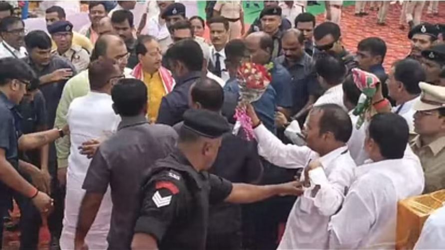 नीतीश की सुरक्षा में तैनात जवानों ने जनप्रतिनिधयों से की धक्का-मुक्की