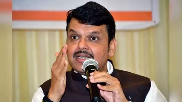 'मुस्लिम इलाकों में जनसंख्या से ज्यादा बन रहे पैन कार्ड', फडणवीस ने दिए जांच के आदेश