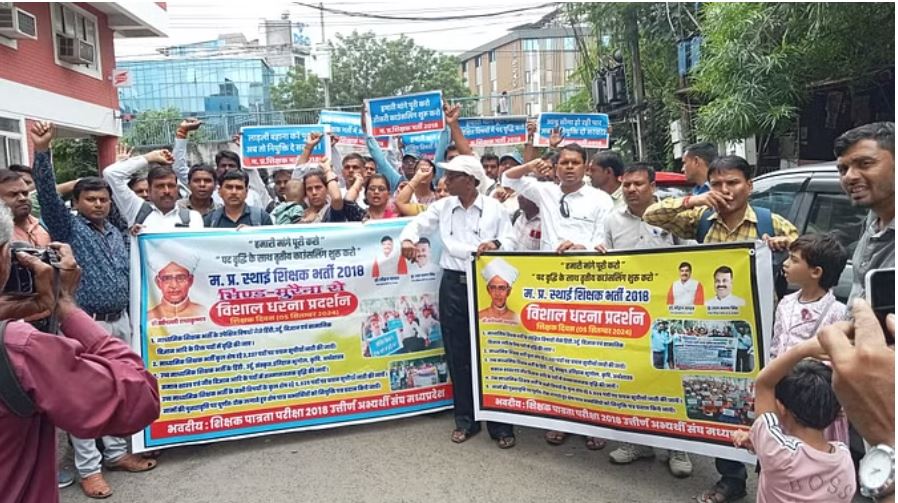 एमपी: शिक्षकों की 3 साल में पूरी नहीं हुई भर्ती, छोटे-छोटे बच्चे लेकर डीपीआई पहुंचे