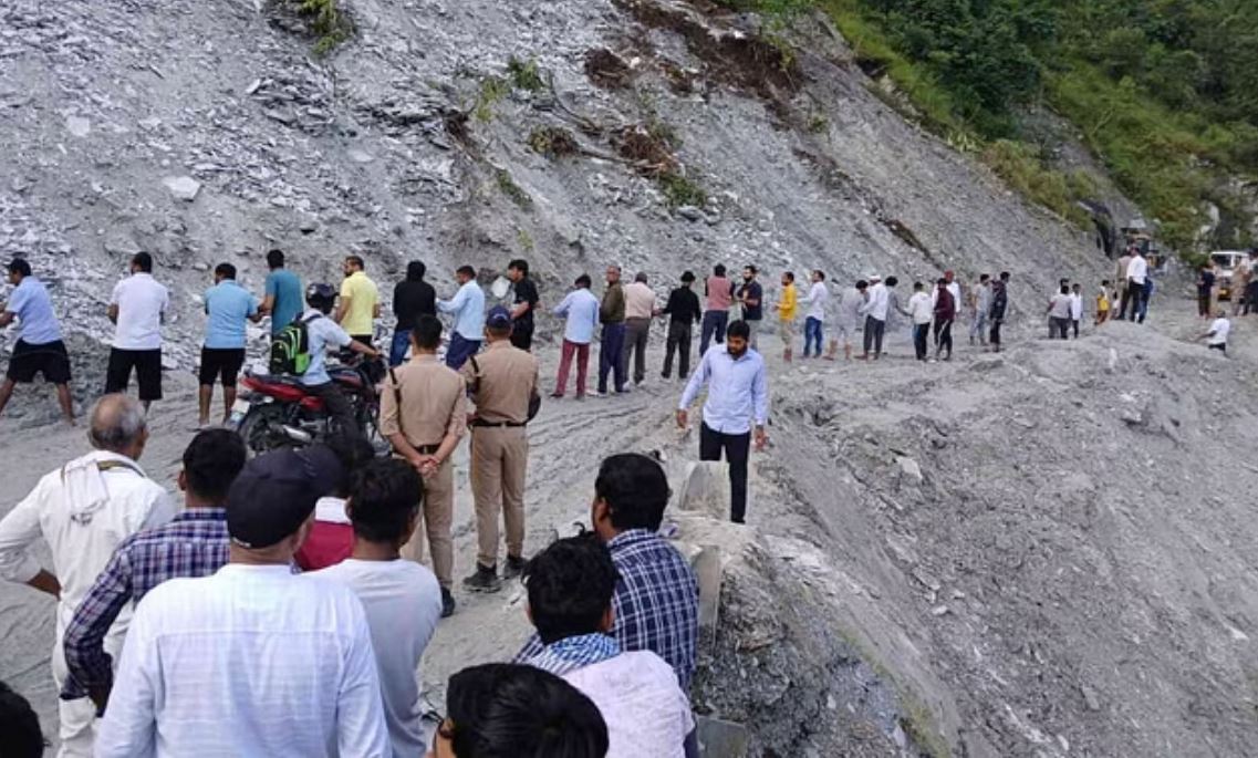 बदरीनाथ: भूस्खलन जोन चटवा पीपल बना नासूर, दलदल में फंस रही गाड़ियां