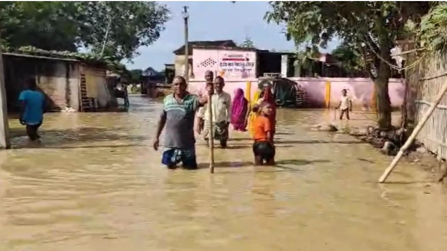 बिहार में बाढ़ से नदियों का रौद्र रूप, शिवहर-दरभंगा और चंपारण में टूटे तटबंध