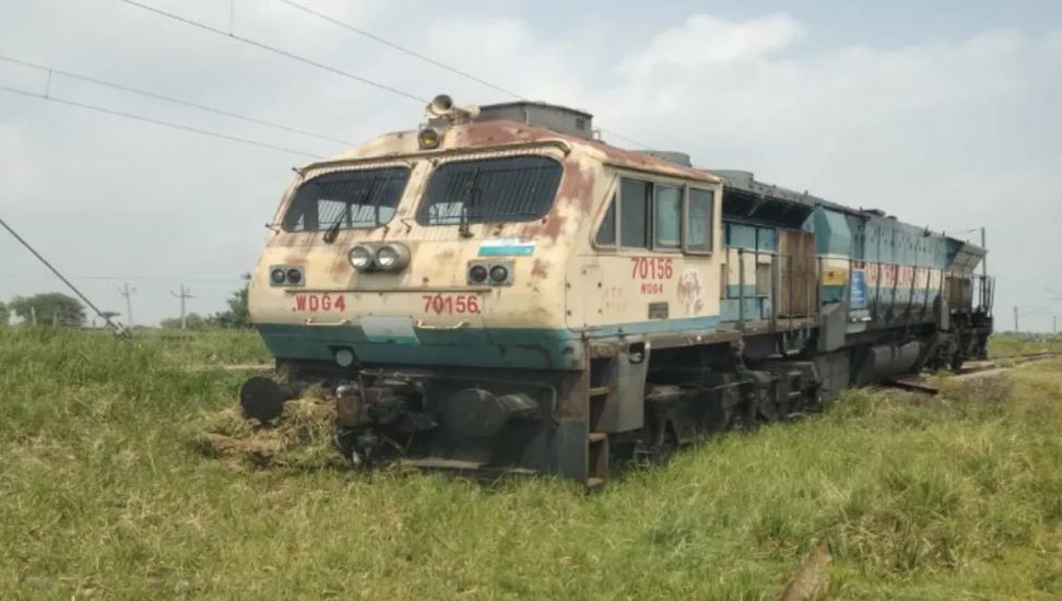 गया में पटरी से उतरा ट्रेन का इंजन, नहीं जुड़े थे डिब्बे, टल गया बड़ा हादसा