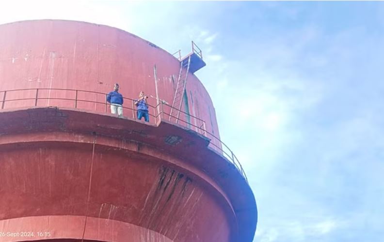 भूख हड़ताल पर बैठे उत्तराखंड बेरोजगार संघ के युवाओं का टूटा सब्र, टंकी पर चढ़े