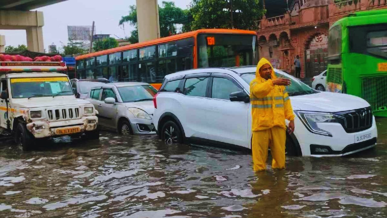 तेज बारिश से थमी दिल्ली की रफ्तार, जगह-जगह भरा पानी; लगा जाम