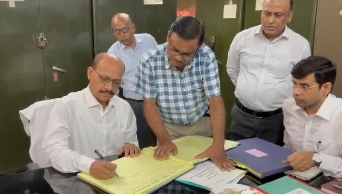 मुजफ्फरनगर: नवनियुक्त जिलाधिकारी उमेश चन्द्र मिश्रा ने संभाला कार्यभार